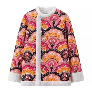 Détail d'une veste matelassée fleurie avec bordure en fausse fourrure et boutons
