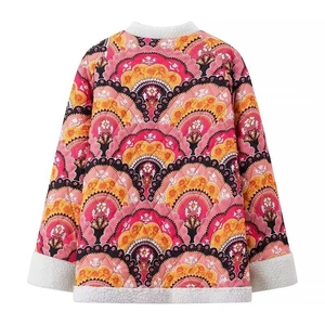 Vue arrière d'une veste matelassée à fleurs vintage avec des finitions en polaire blanche