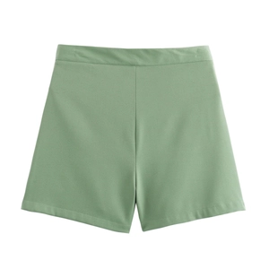 Short taille haute vert avocat posé à plat avec coutures verticales et coupe nette