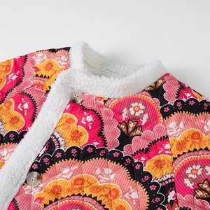 Détail de la veste matelassée à fleurs mandala avec col en polaire sherpa blanche douce