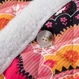 Vue détaillée de la veste matelassée avec imprimé floral ethnique et doublure en polaire