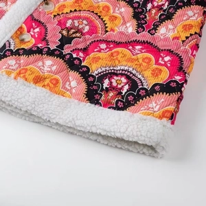 Détail d'une veste matelassée à motif paisley avec doublure en peau de mouton