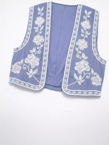 Gilet vintage bleu poudré avec broderies florales et coupe bohème ouverte en lin