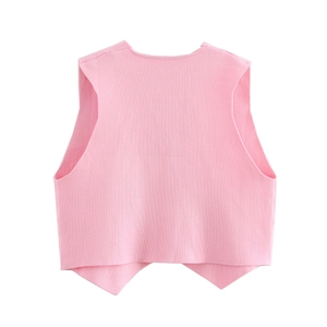 Nahaufnahme der rosa Strickweste mit asymmetrischem Saum und dichter Rippenstruktur