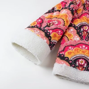 Détail de la veste matelassée Y2K à fleurs avec doublure épaisse en laine de mouton blanche