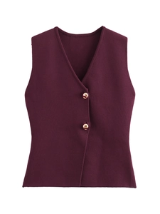 Détail du gilet en tricot bordeaux à col en V avec boutons métalliques dorés décoratifs