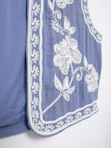 Gilet court vintage brodé de fleurs en coton bleu matelassé au style bohème