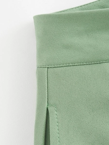 Vue macro détaillée du tissu sergé vert clair et des coutures à la taille