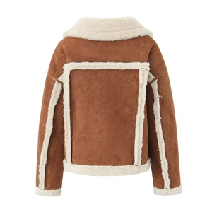 Detailansicht der Winterjacke aus Wildleder mit cremefarbenem Lammfellbesatz