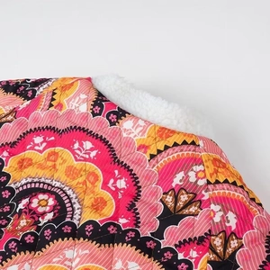 Détail d'une veste matelassée à fleurs avec col en laine d'agneau et coutures rhomboïdes