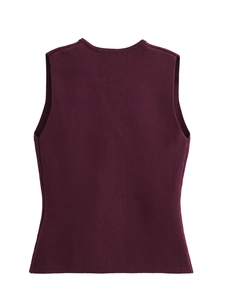 Vue arrière du débardeur en maille bordeaux sans manches avec texture tricotée fine