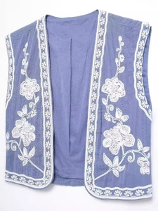 Gilet court lavande avec broderies florales et design sans manches ouvert devant