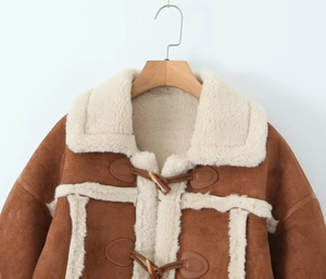 Detailansicht der Winter-Wildlederjacke mit warmem Fleecefutter und Knebelverschlüssen