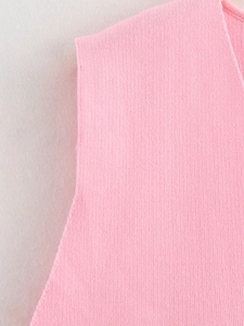 Nahaufnahme der rosa Strickweste mit Fokus auf Schulternaht und feiner Stoffstruktur