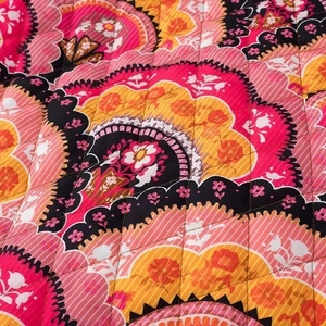 Gros plan sur le tissu en laine d'agneau matelassé aux motifs paisley bohèmes