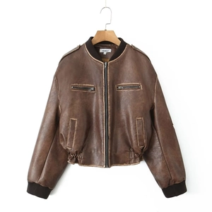 Détail de veste en cuir PU marron vintage avec poignets côtelés et poches zippées