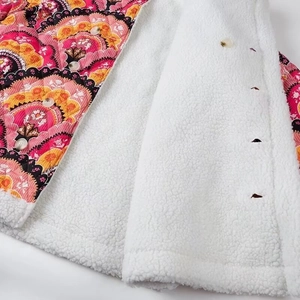 Détail d'une veste matelassée bohème à fleurs mandala avec doublure épaisse en laine sherpa
