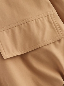 Detailansicht der khakifarbenen Twill-Jacke mit Pattentasche und sauberer Doppelnaht