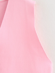 Detailansicht der feinen Strickstruktur und Schulternaht einer rosa Damenweste