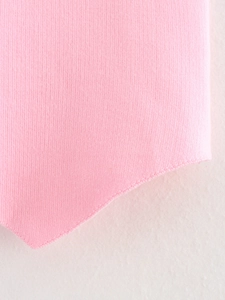 Nahaufnahme des rosa Strickoberteils mit V-förmigem Saum und feiner Textur