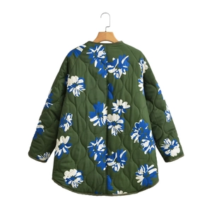 Détail de la veste matelassée fleurie vert foncé avec motif vintage et surpiqûres ondulées