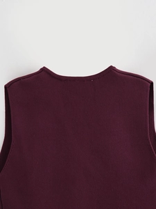 Détail du débardeur en maille bordeaux avec col en V et texture verticale de qualité