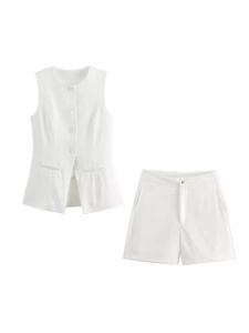 Élégant ensemble blanc deux pièces avec gilet à boutonnage simple et short taille haute