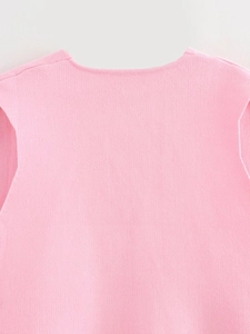 Nahaufnahme der rosa Strickweste mit vertikaler Textur und geripptem Ausschnittdetail