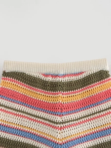 Detail der bunten Häkelshorts mit mehrfarbigen Wellenstreifen und geripptem Taillenbund