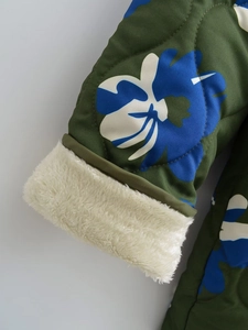 Veste matelassée fleurie vert olive avec poignets en polaire blanche et motifs vintage