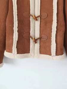 Braune Damenjacke aus Wildlederimitat mit Hornknöpfen und weißem Lammfellkragen im Vintage-Stil
