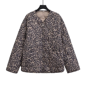 Detailansicht der gesteppten Jacke mit Leopardenmuster, Reißverschluss und Taschen