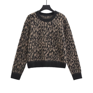 Dettaglio del maglione in maglia leopardata con trama morbida e polsini a costine