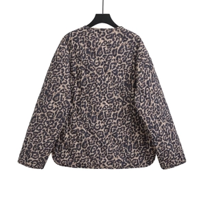 Detailansicht der gesteppten Jacke mit Leopardenmuster und Rautensteppung auf der Rückseite