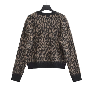 Dettaglio del maglione in maglia leopardata con girocollo e polsini a costine
