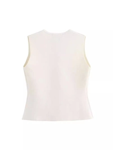 Vue arrière d'un gilet en tricot blanc sans manches à coupe ajustée et col en V