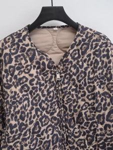 Modische gesteppte Damenjacke mit Leopardenmuster, Rundhalsausschnitt und Reißverschluss