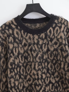 Maglione in maglia leopardata oversize da donna con girocollo nero a coste
