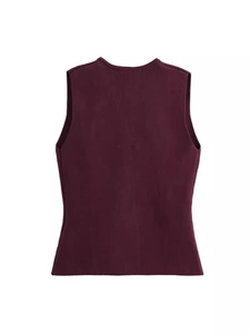 Gilet en tricot bordeaux pour femme avec boutons dorés et coupe ajustée