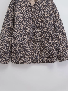 Modische gesteppte Jacke mit Leopardenmuster, Reißverschluss und großen Fronttaschen für Damen