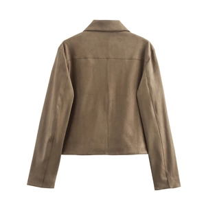 Rückansicht einer braunen Wildlederjacke mit Umlegekragen und mittiger Naht im Cropped-Stil