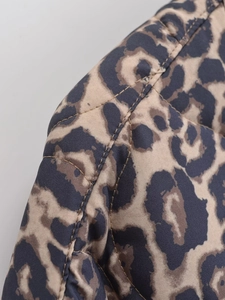 Detail der gesteppten Jacke mit Leopardenmuster, hochwertiger Naht und Webstoff-Textur
