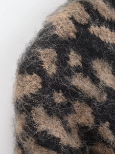 Dettaglio del tessuto in maglia leopardata con trama in mohair morbida e fibre lunghe