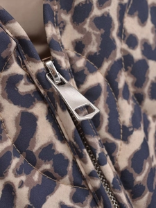 Detailansicht des silbernen Reißverschlusses an der gesteppten Damenjacke mit Leoprint
