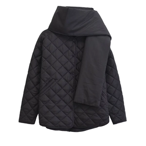 Détail de la veste matelassée noire à losanges avec boutons-pression et écharpe