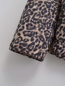 Schicke gesteppte Jacke mit Leopardenmuster und leichter Wattierung für die Herbst-Winter-Mode