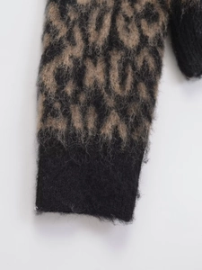 Primo piano della manica in maglia leopardata con trama in mohair e polsini a costine