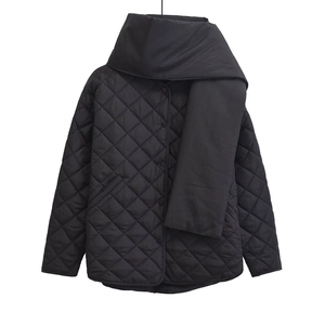 Détail de la veste matelassée noire à losanges avec sa large écharpe assortie