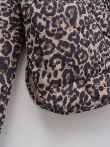 Detailaufnahme des gesteppten Leopardenmusters mit geschwungenem Seitenschlitz und Naht