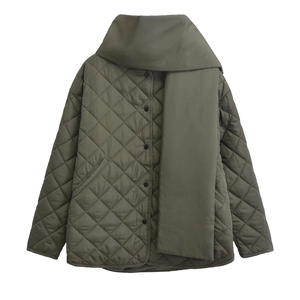 Détail de la veste matelassée vert olive montrant le motif de losanges et l'écharpe